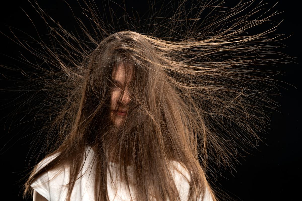 ELEKTRISCHE HAARE - URSACHEN UND GEGENMASSNAHMEN - EWALD HAIR CARE