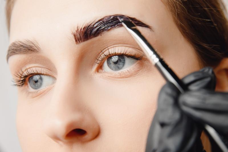 AUGENBRAUEN FÄRBEN: WIE DU DEN FRISEURBESUCH ABRUNDEST - EWALD HAIR CARE